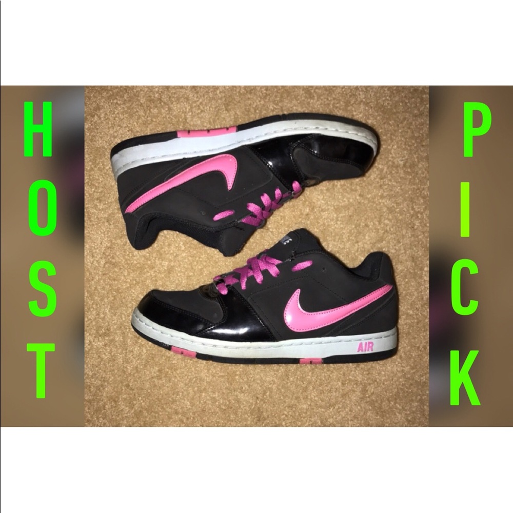 🎉HP🎉 Pink & Black Nike shoes
